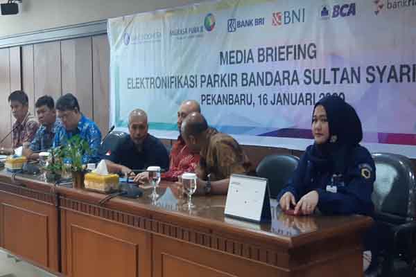  Perluas Elektronifikasi, Parkir Bandara Sultan Syarif Kasim II Kini Nontunai