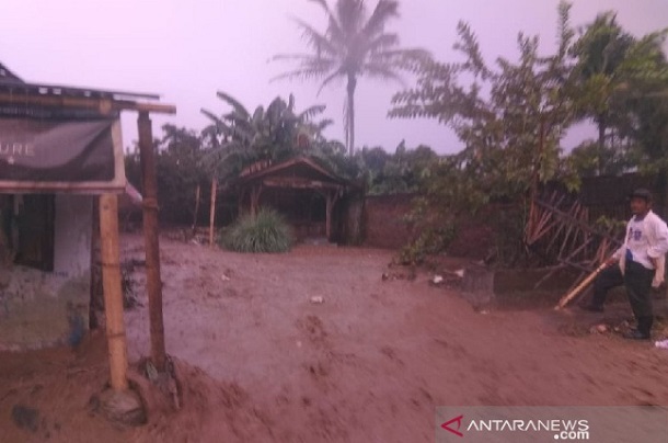  Dua Rumah Rusak Diterjang Banjir di Garut