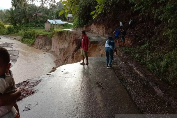  Banjir dan Tanah Longsor Sebabkan Jalan dan Bendungan di Padang Pariaman Rusak
