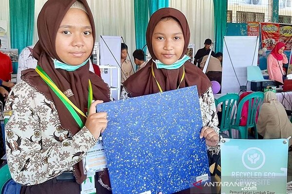  Siswa SMP 1 Surabaya Bikin Komposit dari Sampah Plastik