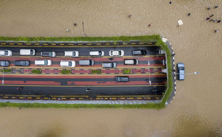  Tak Punya Uang Banyak Seperti Jakarta, Ini Cara Risma Tangani Banjir