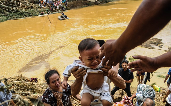  BMW Group Indonesia Donasikan US$25.000 untuk Anak-Anak Korban Banjir