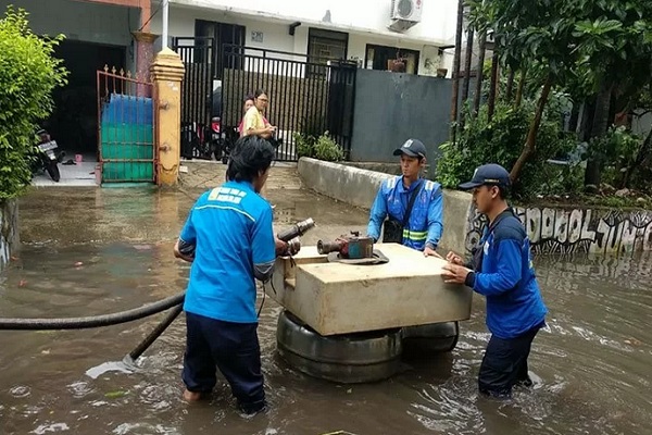 Pasukan biru dari Sudin SDA Kebayoran Lama mengoperasikan pompa portabel untuk menyedot air genangan di pemukiman warga Jalan Loka Permai RT 010/RW 006 Kelurahan Gandaria Selatan, Jakarta Selatan, Minggu (18/1/2020)./Antara