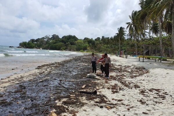  Limbah Minyak Mencemari Kawasan Pantai Bintan