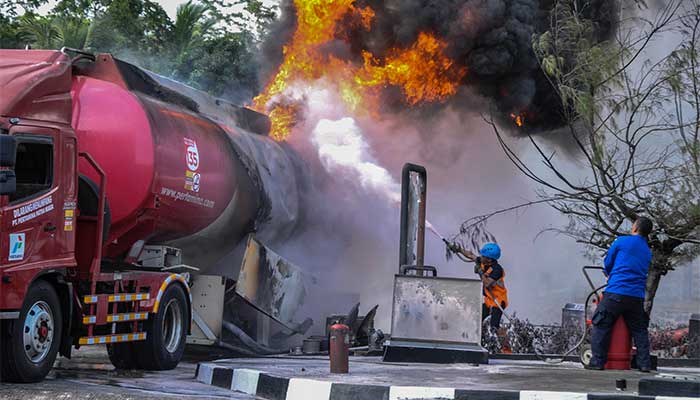  TRUK TANGKI PERTAMINA TERBAKAR