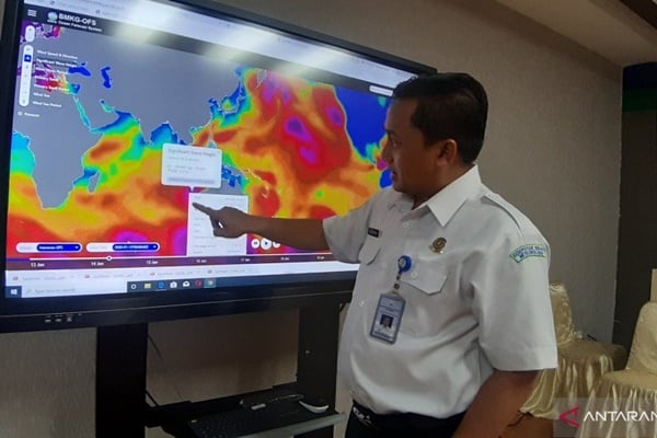 Kepala Bidang Informasi Meteorologi Maritim BMKG Eko Prasetyo menunjukkan bagan prakiraan cuaca di Kantor BMKG Jakarta, Selasa (14/1/2020)./ANTARA-Katriana