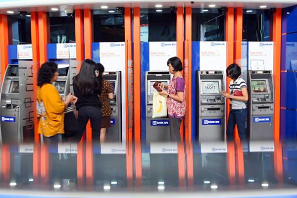 Nasabah melakukan transaksi perbankan melalui anjungan tunai mandiri PT Bank Rakyat Indonesia Tbk (BRI) di Jakarta./JIBI-Dedi Gunawan