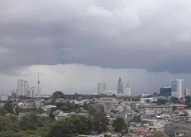 Awan hujan menggelayuti wilayah Jakarta/Bisnis.com-Andhika