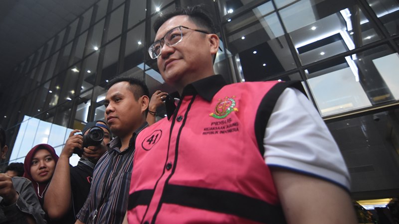 Komisaris PT Hanson International Tbk (MYRX) Benny Tjokrosaputro (kanan) meninggalkan Gedung KPK usai menjalani pemeriksaan oleh penyidik Kejaksaan Agung di Jakarta, Selasa (21/1/2020)/ ANTARA - Indrianto Eko Suwarso