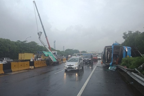  Bus DAMRI Kecelakaan di Tol Sedyatmo, Pengguna Tol Disarankan Cari Jalan Alternatif