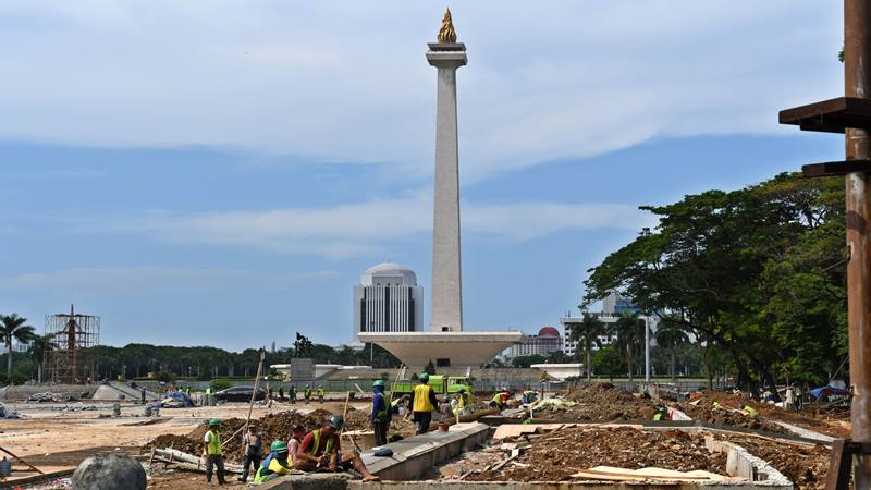 Suasana pembangunan Plaza Selatan Monumen Nasional (Monas) di Jakarta, Senin (20/1/2020). Pemprov DKI Jakarta melakukan revitalisasi kawasan Monas dengan menebang kurang lebih 190 pohon untuk dibangun plaza yang akan dilengkapi dengan fasilitas publik yang ditargetkan selesai pada Februari 2020. /Antara