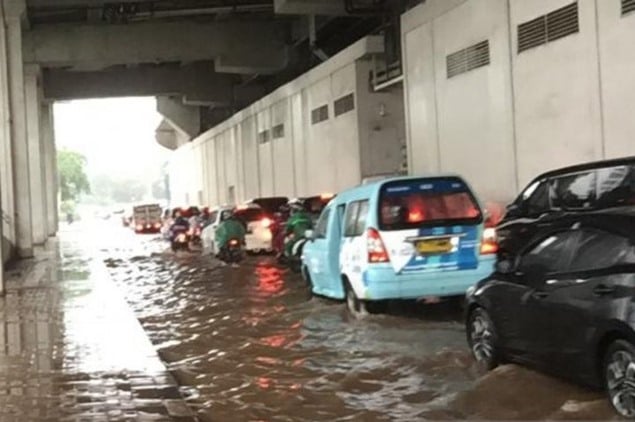  Hujan Sejak Pagi, Air Genangi Sejumlah Ruas Jalan di Jakarta