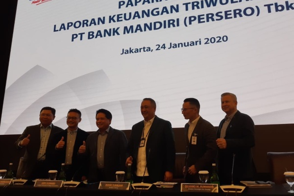 Direksi PT Bank Mandiri (Persero) Tbk. berfoto bersama di sela-sela konferensi pers paparan kinerja Bank Mandiri 2019 di Jakarta, Jumat (24/1/2020)./Bisnis-Ipak Ayu N.