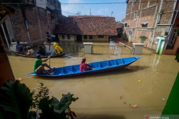 196 Warga Mengungsi Akibat Banjir di Kabupaten Bandung