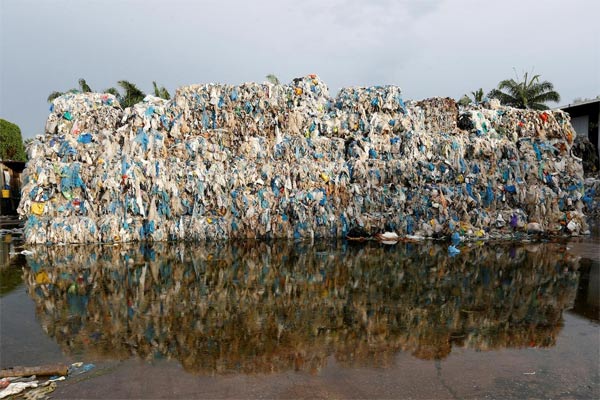  DPR Desak Sucofindo Kembalikan Limbah Plastik ke Negara Asal