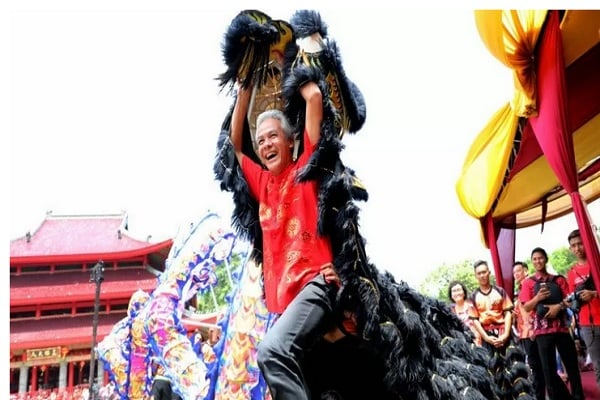  Lihat Aksi Ganjar Pranowo Main Barongsai di Sam Poo Kong   