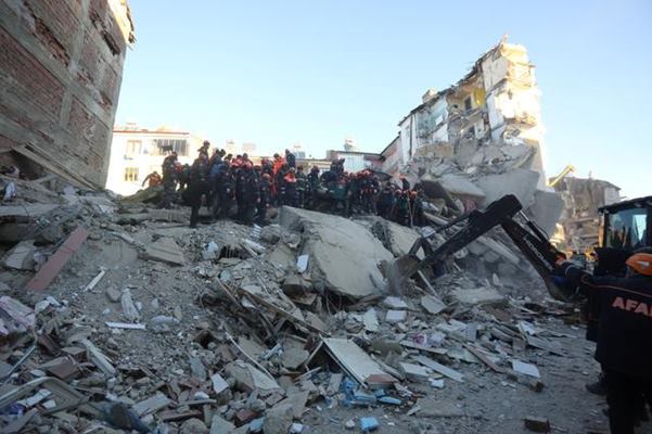  Foto-foto Dampak Gempa di Turki yang Tewaskan 29 Orang