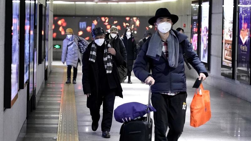 Warga memakai masker berjalan melalui lorong bawah tanah ke kereta bawah tanah di Beijing, China, 21 Januari 2020 di tengah merebaknya coronavirus./ REUTERS - Jason Lee