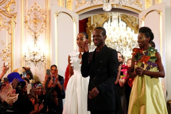Debut Desainer Afrika di Paris Haute Couture
