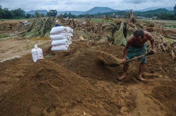  Banjir Bandang di Lebak Bawa Berkah bagi Penambang Pasir