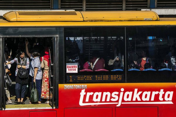Seorang Penumpang Transjakarta Disilet Orang Tidak Dikenal di Halte Olimo