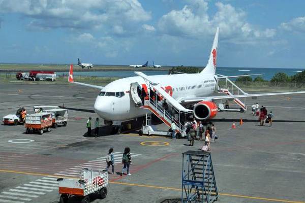 Penumpang naik ke pesawat di Bandara Internasional I Gusti Ngurah Rai, Denpasar Bali, Rabu (10/5)./JIBI-Paulus Tandi Bone