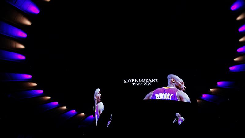 Penghormatan untuk mantan pemain bola basket Los Angeles Lakers Kobe Bryant, sebelum dimulainya pertandingan basket NBA antara New York Knicks dan Brooklyn Nets di Madison Square Garden, 26 Januari 2020./Reuters