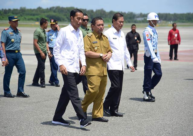 Presiden Jokowi disambut Wagub Kaltim Hadi Mulyadi saat tiba di Bandara Sultan Aji Muhammad Sulaiman, Sepinggan, Kota Balikpapan, Kalimantan Timur, Selasa (7/5/2019)./Setkab-Anggun