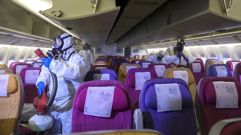 Anggota kru Thai Airways mendisinfeksi kabin pesawat sebagai prosedur untuk mencegah penyebaran coronavirus di Bandara Internasional Suvarnabhumi, Thailand, 28 Januari 2020./ REUTERS - Athit Perawongmetha