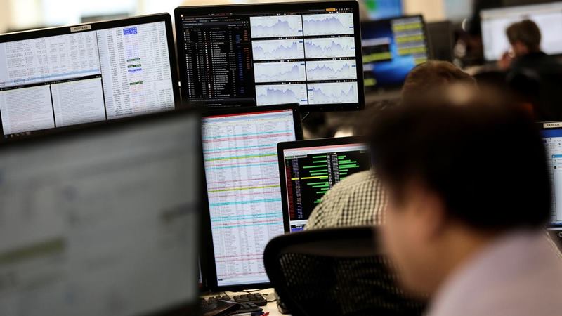 Trader melihat monitor perdagangan saham di London./Reuters