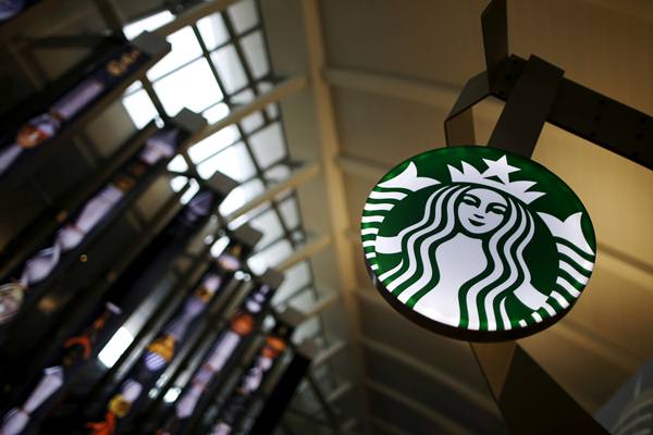 Ilustrasi - Gerai Starbucks di Terminal Tom Bradley, Bandara LAX Los Angeles, AS./Reuters