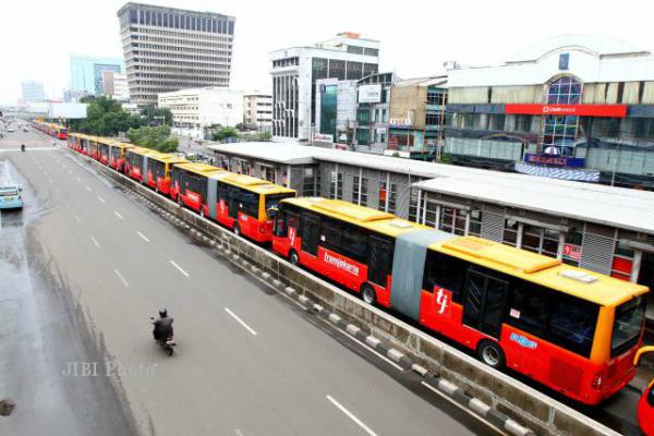  Viral Motor Pelat Merah vs Petugas Jalur Busway, Transjakarta Ingatkan Soal E-TLE