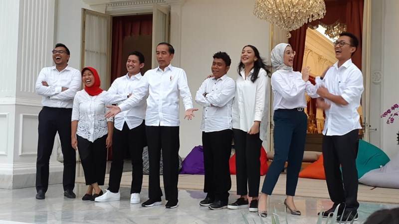 Presiden Joko Widodo saat memperkenalkan tujuh orang staf khusus dari kalangan milenial/Bisnis-Amanda Kusumawardhani