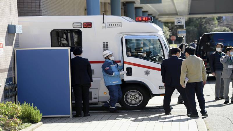 Ambulans membawa seorang warga negara Jepang yang dievakuasi dari Wuhan dengan pesawat carteran, tiba di sebuah rumah sakit di Tokyo, Jepang, 30 Januari 2020. /Reuters