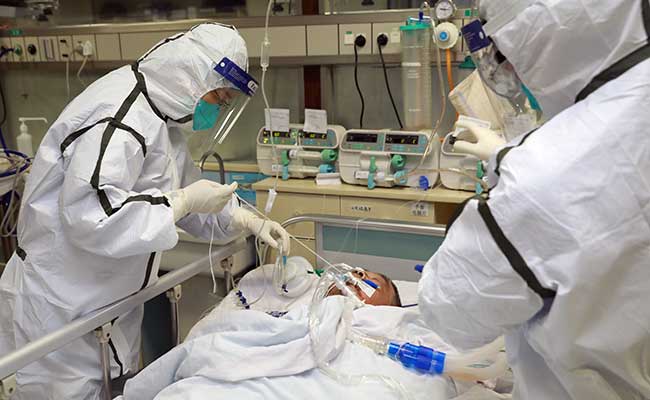 Tenaga medis menggunakan pakaian pelindung khusus saat merawat pasien yang terinfeksi virus corona di Rumah Sakit Zhongnan, Universitas Wuhan, di Wuhan, Provinsi Hubei, China Senin(27/1/ 2020). China Daily via Reuters