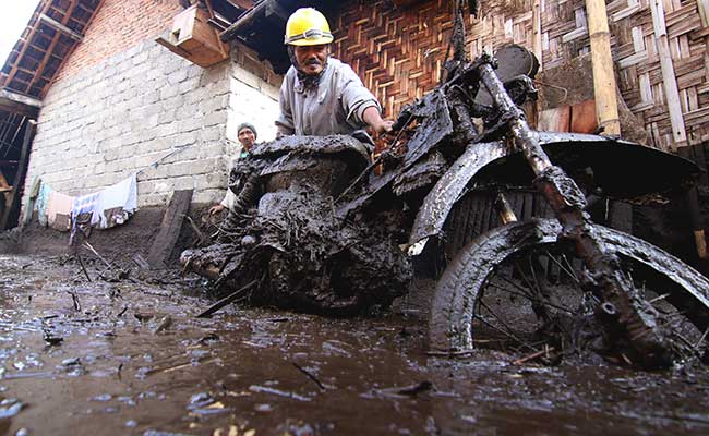  PENANGANAN BENCANA BANJIR BANDANG BONDOWOSO