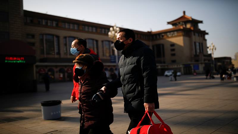 Warga memakai masker di luar Stasiun Kereta Api Beijing ketika negara itu dilanda wabah virus corona baru, di Beijing, China 30 Januari 2020./Reuters