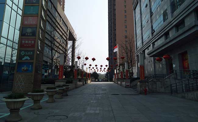 Jalan kosong terlihat di Wuhan, provinsi Hubei, China, Rabu (29/1/2020). Instagram/emilia via Reuters