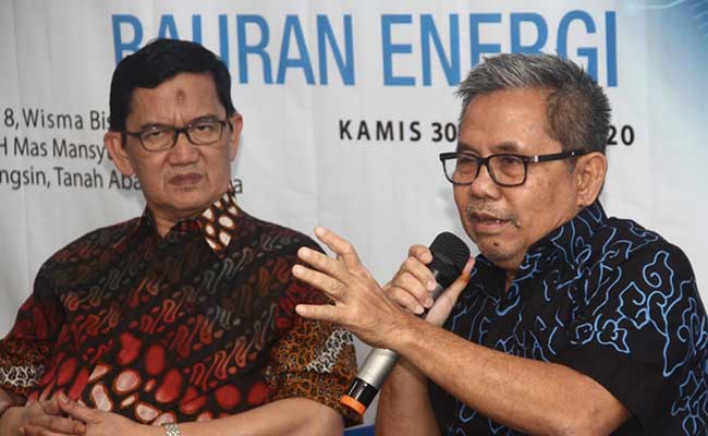 Anggota Komisi VII DPR RI Kardaya Warnika (kanan) dan  Pengamat Ekonomi Energy UGM Fahmy Radhi memberikan pemaparan saat menghadiri diskusi mengenai perubahan skema subsidi LPG 3 kg dan peluang memaksimalkan baruan energi di Jakarta, Kamis (30/1). Bisnis/Triawanda Tirta Aditya
