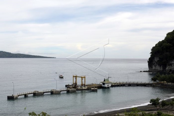 Ilustrasi - Sebuah perahu melintas di dekat dermaga Pelabuhan Nangakeo, Ende, NTT./Bisnis-Antara