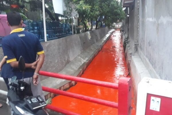  Sungai di Gresik Berwarna Oranye Tercemari Pewarna Pupuk