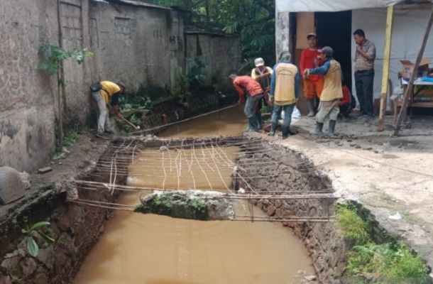  Atasi Banjir, Dinas PU Tangsel Bongkar Plat Decker di Ciputat