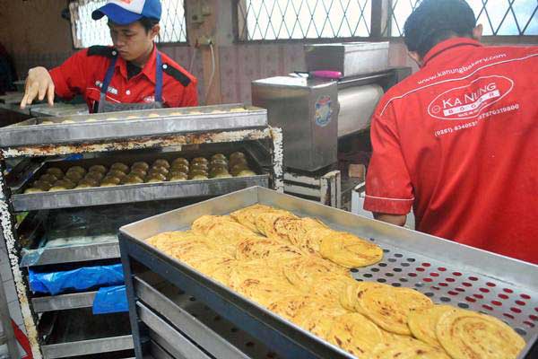 Pekerja mengerjakan pembuatan roti maryam di industri rumahan Ka Nung Bakery Bogor, Jalan Sadane, Empang, Kota Bogor, Jawa Barat, Senin (5/6)./Antara-Arif Firmansyah