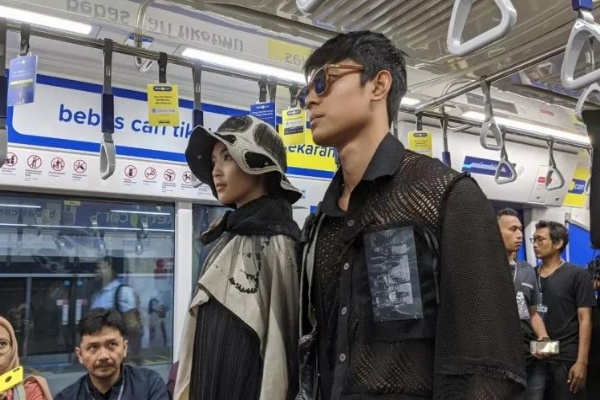  10 Stasiun MRT Disulap Jadi Catwalk Fashion Show