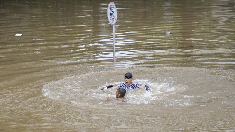  Foto Penampakan Banjir di Underpas Kemayoran 