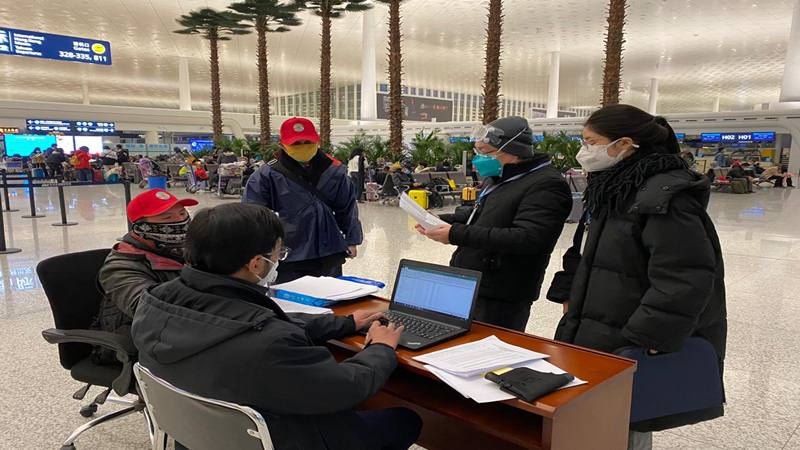 WNI di Wuhan China bersiap-siap dievakuasi ke Indonesia menggunakan pesawat Batik Air, Sabtu (1/2/2020), karena wabah virus corona ./Dok. KBRI Beijing