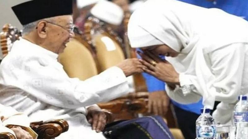  Gubernur Khofifah Sambut Jenazah Gus Sholah di Bandara Juanda