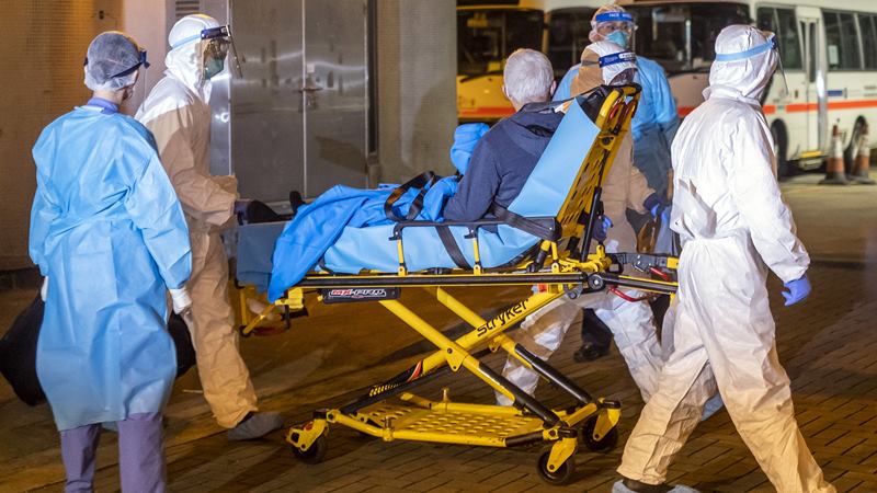 Pekerja medis mengangkut seorang pasien yang diyakini terjangkir virus corona di Hong Kong, China./ Justin Chin - Bloomberg