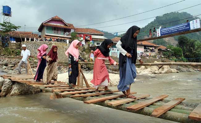  PEMBANGUNAN JEMBATAN CIASAHAN PASCA BANJIR BANDANG