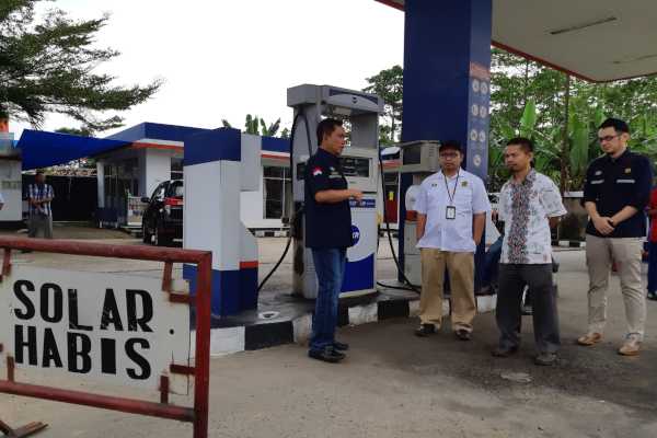 Kepala BPH Migas Fanshurullah Asa (kiri) berdialog dengan Retail Operational AKR Lampung Hariyono mengenai penghentian penjualan solar subsidi di SPBKB AKR Katibung, Lampung Selatan. /Bisnis - David Eka I.